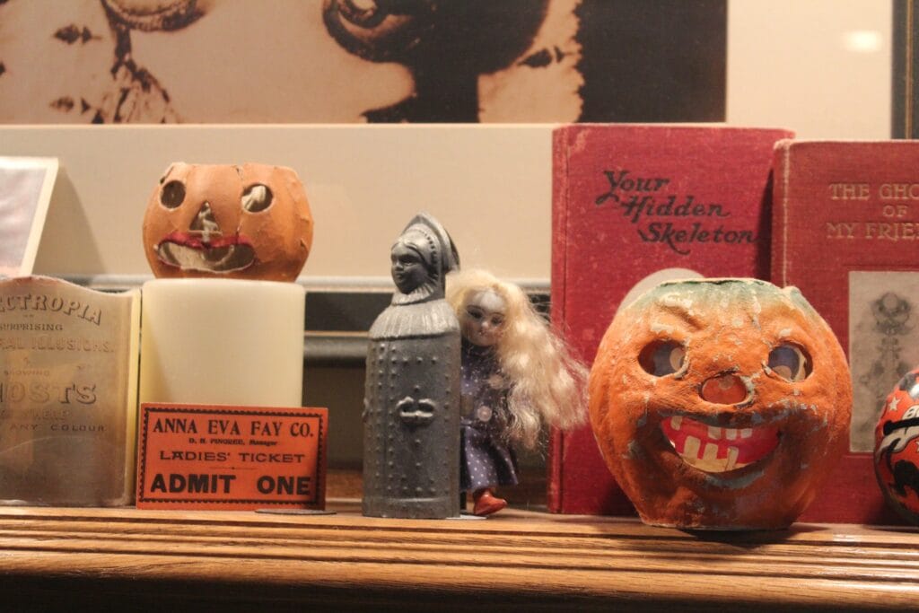 Detroit collector Tracy Aldrich & her one-of-a-kind collection: monsters, magic, vintage toys, books, art, spookshow memorabilia, and more! Image 7 Detroit collector Tracy Aldrich & her one-of-a-kind collection: monsters, magic, vintage toys, books, art, spookshow memorabilia, and more! - IMG 8028
