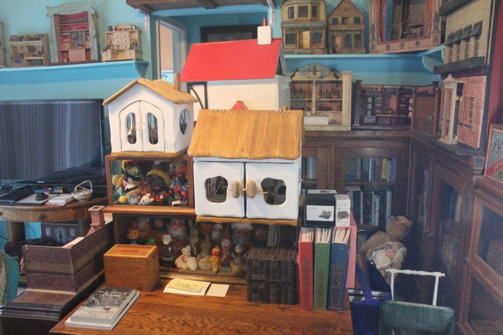 Detroit collector Tracy Aldrich & her one-of-a-kind collection: monsters, magic, vintage toys, books, art, spookshow memorabilia, and more! Image 31 Detroit collector Tracy Aldrich & her one-of-a-kind collection: monsters, magic, vintage toys, books, art, spookshow memorabilia, and more! - IMG 8085