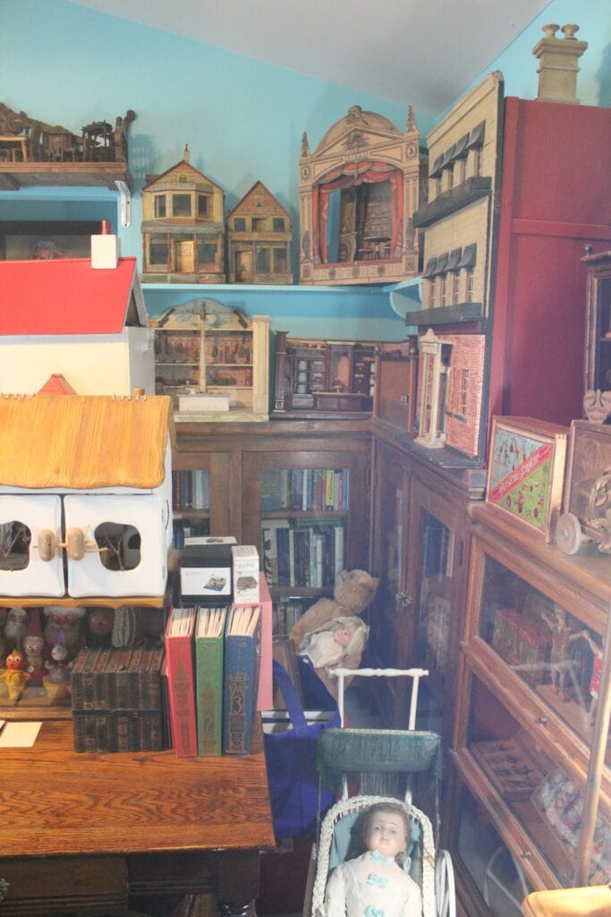 Detroit collector Tracy Aldrich & her one-of-a-kind collection: monsters, magic, vintage toys, books, art, spookshow memorabilia, and more! Image 32 Detroit collector Tracy Aldrich & her one-of-a-kind collection: monsters, magic, vintage toys, books, art, spookshow memorabilia, and more! - IMG 8086